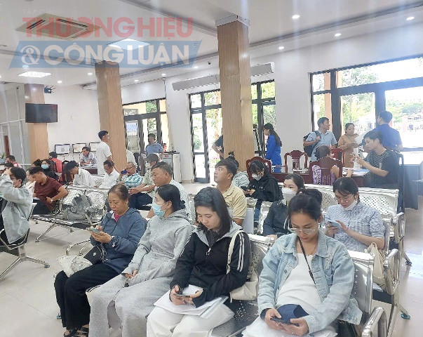 Người dân phường Hòa Khánh chờ làm thủ tục.