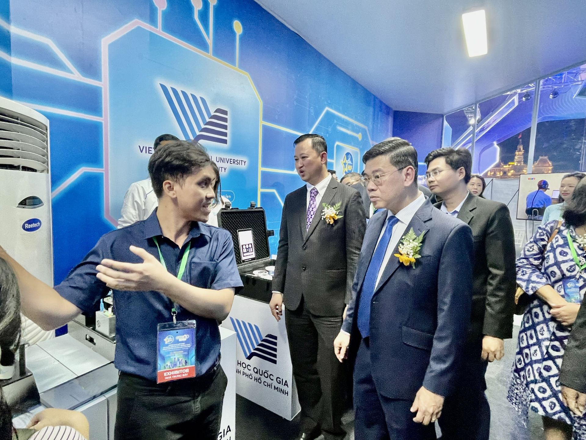 Phó Chủ tịch UBND thành phố tham quan các sản phẩm tại sự kiện