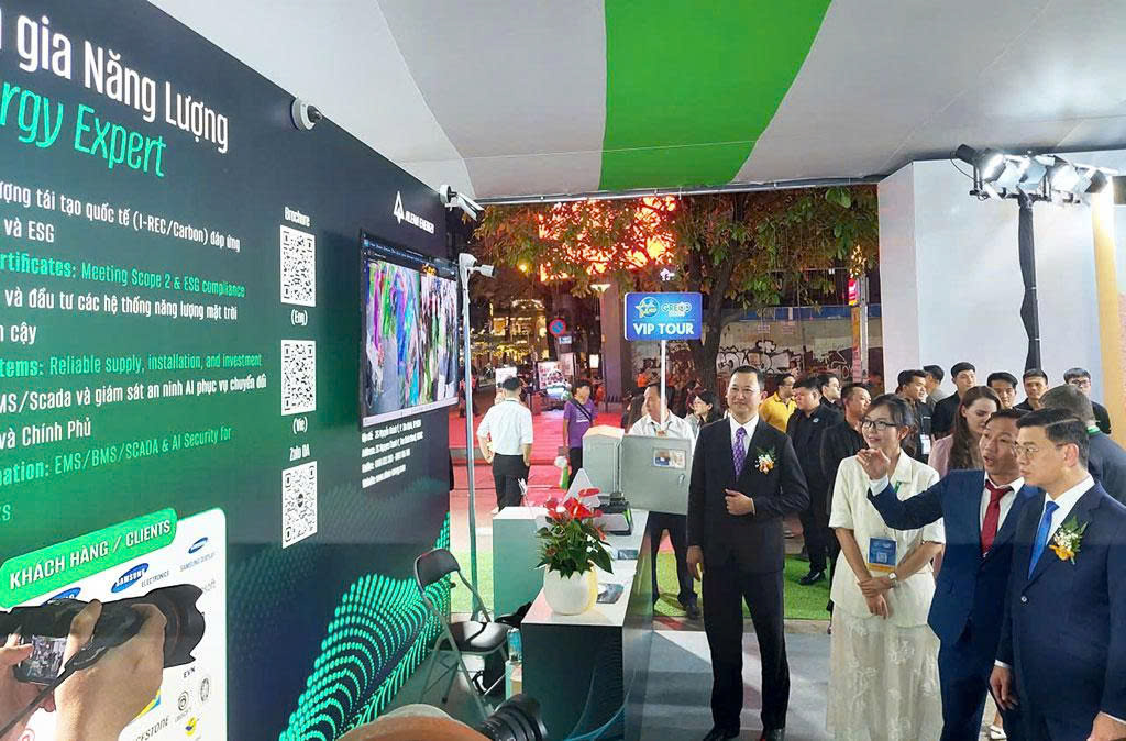 ông Nguyễn Văn Dũng, Phó Chủ tịch UBND thành phố thăm gian hàng Công ty Alena Energy
