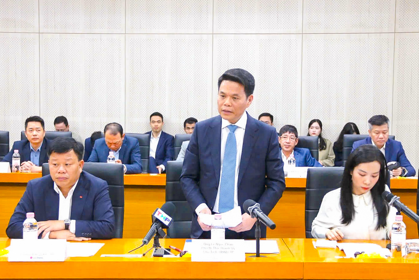 Chủ tịch UBND thành phố thông tin tới doanh nghiệp về các cơ chế, chính sách đặc thù mới, đặc biệt là ưu đãi tại Khu thương mại tự do và chính sách đào tạo nhân lực chất lượng cao của thành phố. Chủ tịch UBND thành phố thông tin tới doanh nghiệp về các cơ chế, chính sách đặc thù mới, đặc biệt là ưu đãi tại Khu thương mại tự do và chính sách đào tạo nhân lực chất lượng cao của thành phố.