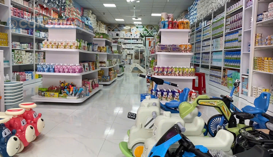 Hàng nghìn sản phẩm phục vụ bà mẹ trẻ em được bày bán tại đây. Ảnh: Cắt từ clip