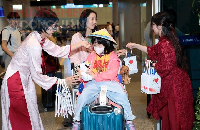 Khách Hàn quốc thích thú với những món quà truyền thống của Việt Nam. Khách Hàn quốc thích thú với những món quà truyền thống của Việt Nam.