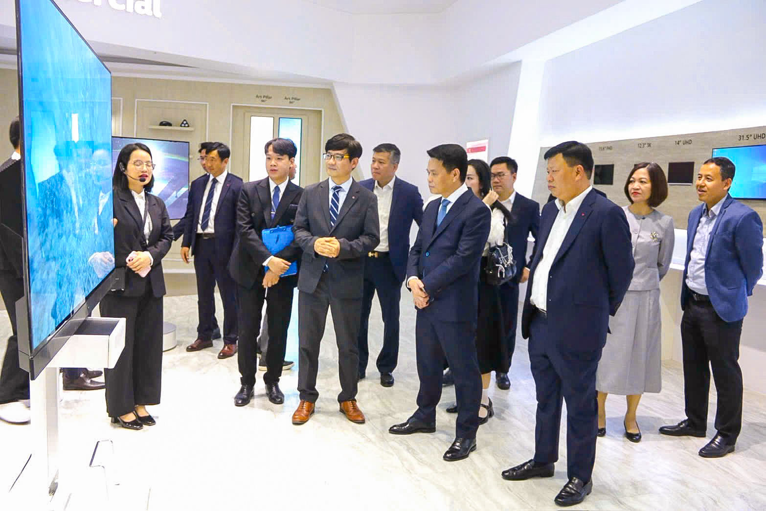 Lãnh đạo thành phố Hải Phòng thăm và làm việc với các doanh nghiệp Tập đoàn LG tại Khu công nghiệp Tràng Duệ