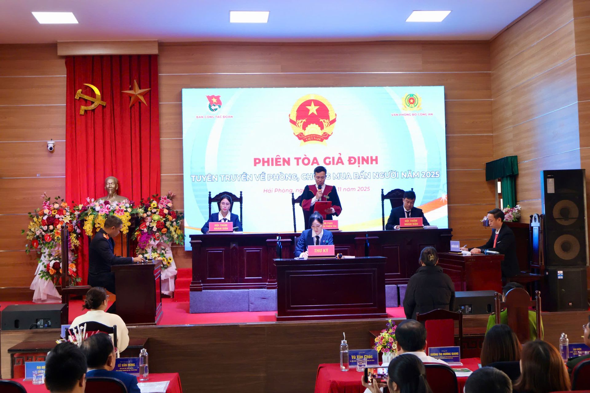 Phiên tòa giả định xét xử vụ án mua bán người qua biên giới. Phiên tòa giả định xét xử vụ án mua bán người qua biên giới.