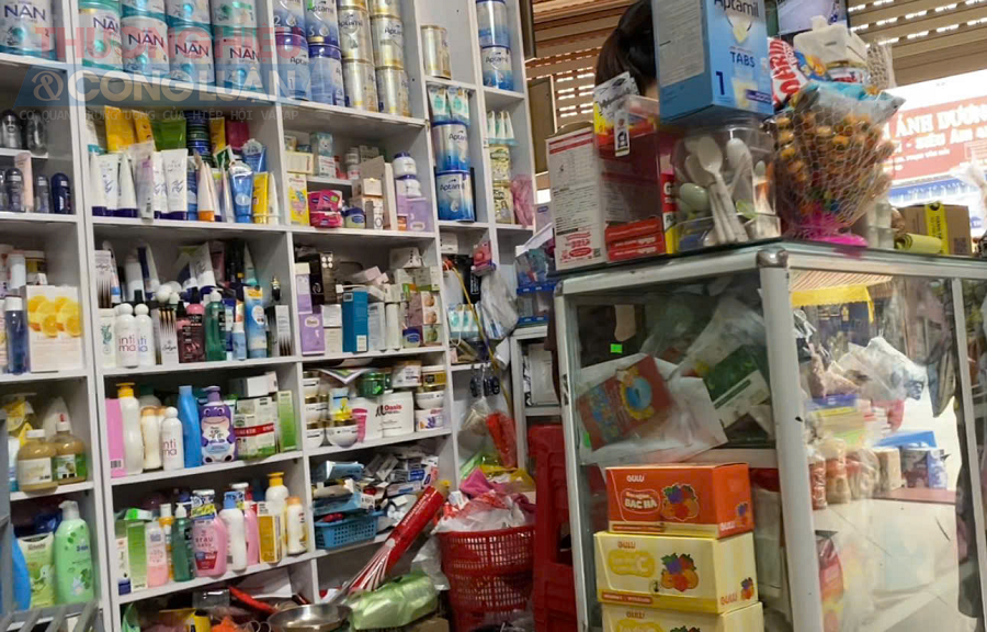 Ngổn ngang các mặt hàng bày bán tại đây, bao gồm cả hàng trong nước và nhập ngoại