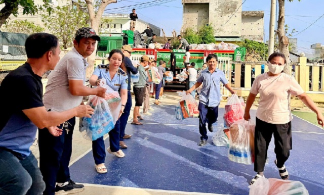 Cán bộ, công chức Chi cục QLTT tỉnh Gia Lai chuyển hàng hoá hỗ trợ đồng bào vùng lũ. Ảnh V-Thảo