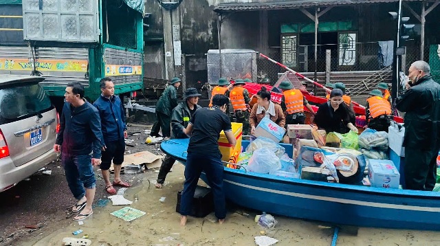 Lực lượng Đội QLTT số 5 chuyển hàng hoá hỗ trợ đồng bào vùng lũ. Ảnh: V-Tài