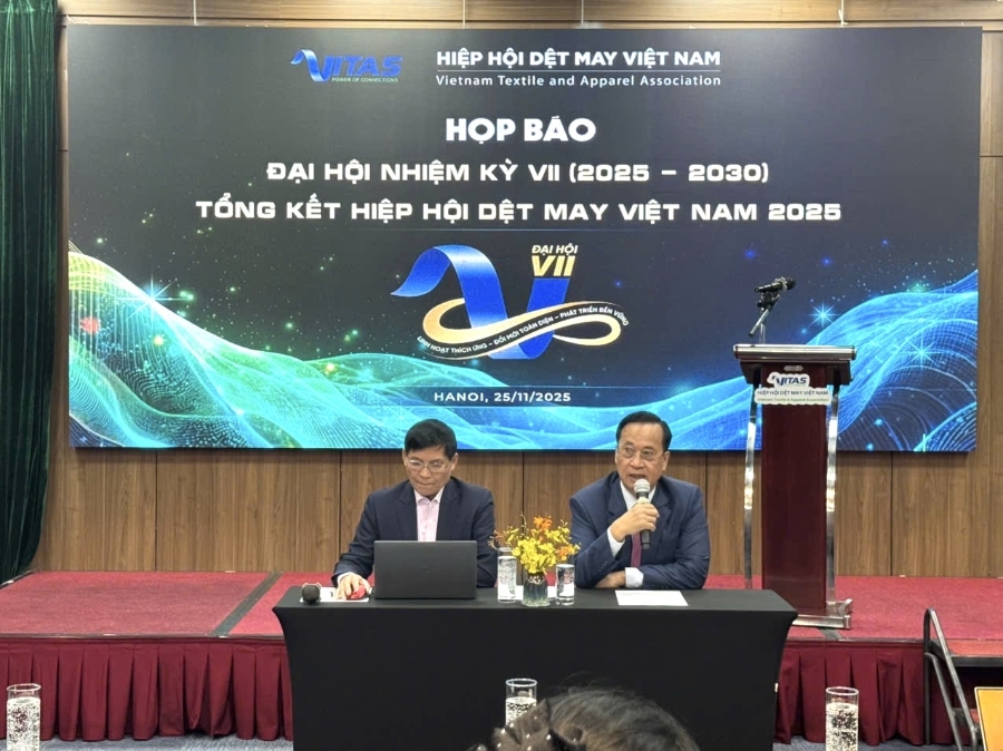 Ông Vũ Đức Giang - Chủ tịch VITAS và ông Trương Văn Cẩm - Phó Chủ tịch kiêm Tổng Thư ký VITAS chủ trì buổi họp báo.