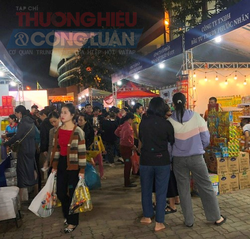 Gian hàng giảm giá, ưu đãi, tư vấn pháp luật, tổ chức các hoạt động tặng quà cho đoàn viên, người lao động có hoàn cảnh khó khăn, trao vé tàu, xe cho đoàn viên; trao quà Tết của các cấp lãnh đạo Trung ương, địa phương, tổ chức các hoạt động vui chơi, trò chơi trúng thưởng tại các phiên chợ.