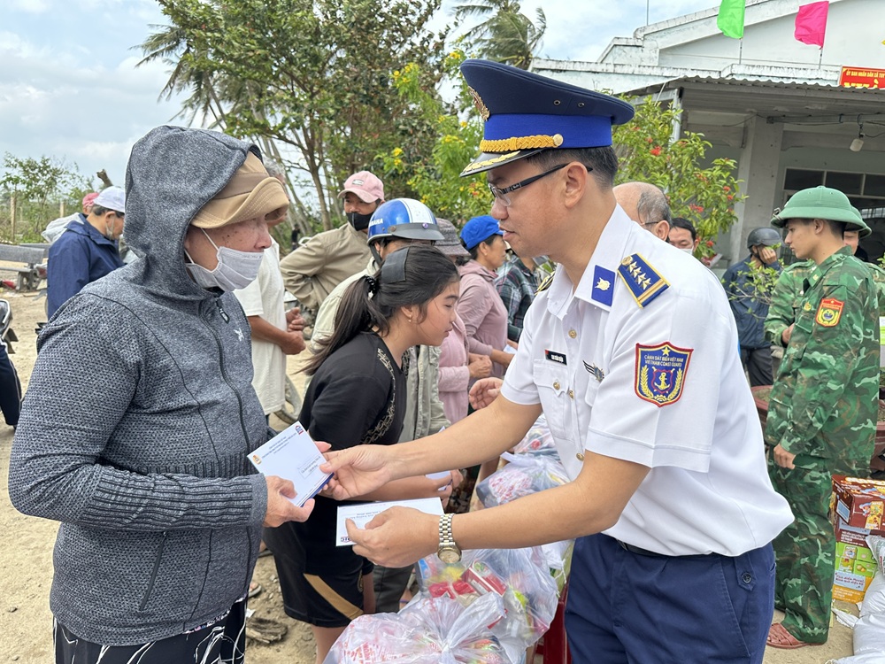 Đại tá Cao Xuân Quận, Phó Chính ủy Bộ Tư lệnh Vùng Cảnh sát biển 3 trao quà cho bà con