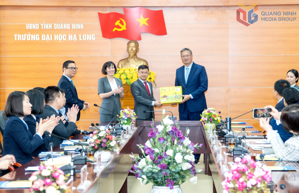 Đại diện trường Đại học Hạ Long tặng quà cho Đoàn đại biểu Trung Quốc.