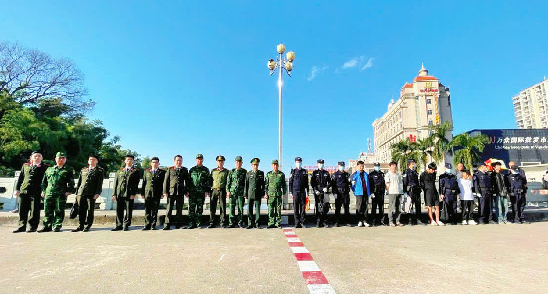 Công an TP. Hà Nội phối hợp, trục xuất 5 đối tượng nhập cảnh trái phép vào Việt Nam