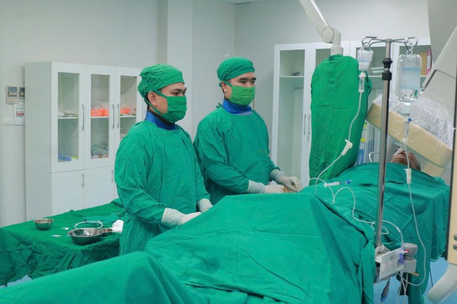 Các bác sĩ Khoa Tim mạch - BVĐK tỉnh tiến hành đặt 2 stent động mạch vành phải cho bệnh nhân N.H.Đ.