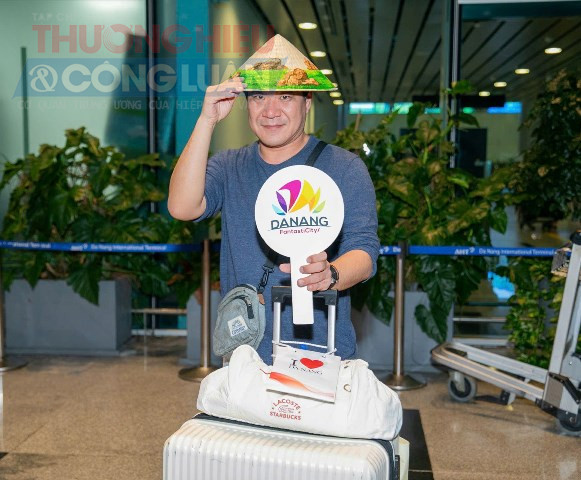 Khách rất ấn tượng với chiếc nón lá truyền thống. Khách rất ấn tượng với chiếc nón lá truyền thống.