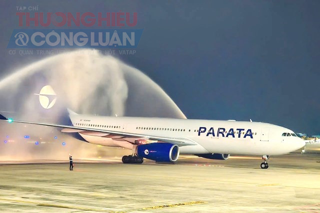 Sự kiện diễn ra sôi nổi với nhiều hoạt động hấp dẫn, bao gồm nghi thức phun nước đón máy bay, tượng trưng cho may mắn và khởi đầu thuận lợi. Sự kiện diễn ra sôi nổi với nhiều hoạt động hấp dẫn, bao gồm nghi thức phun nước đón máy bay, tượng trưng cho may mắn và khởi đầu thuận lợi.