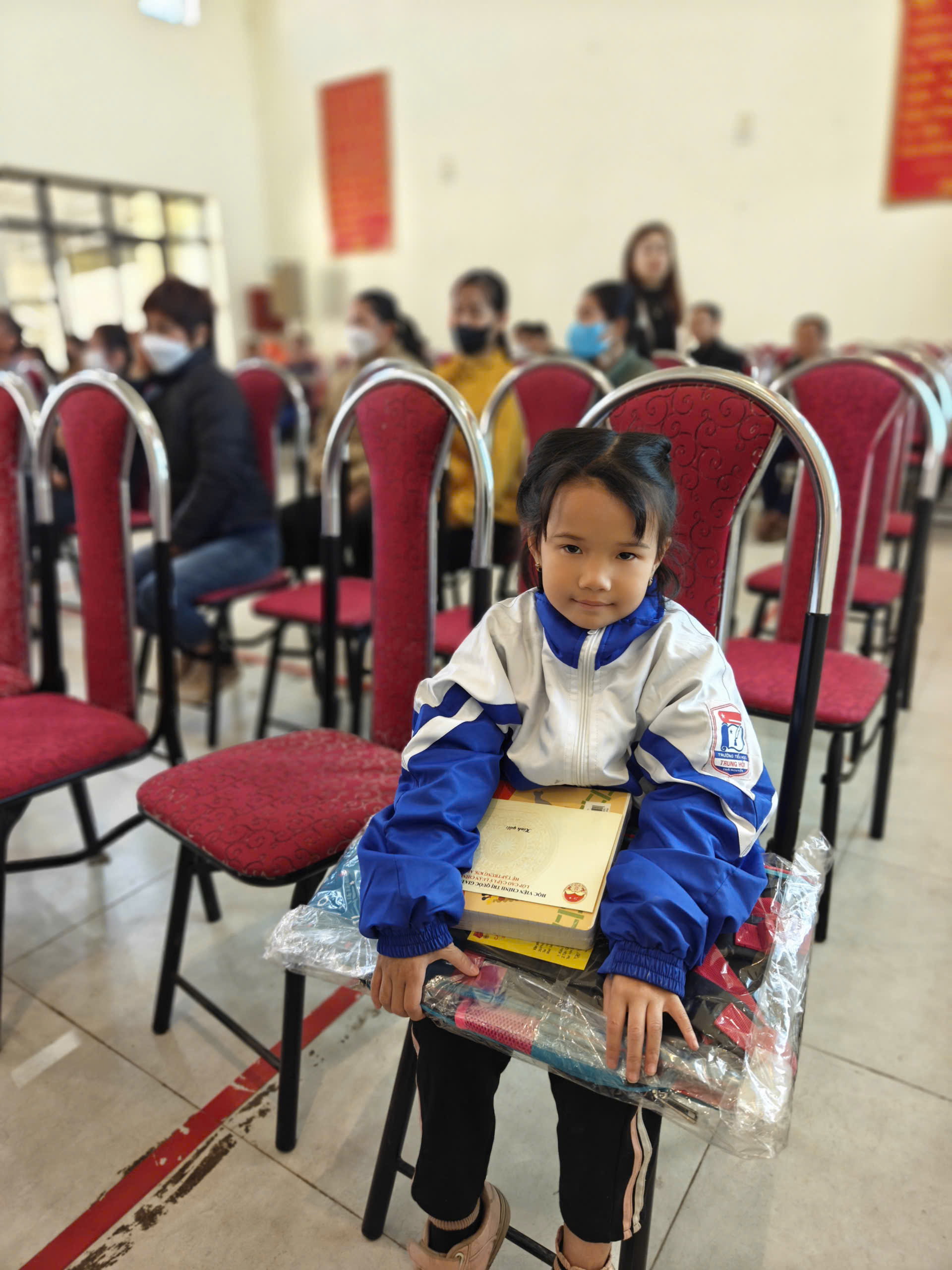 Những món quà này không chỉ mang giá trị vật chất, mà còn chứa đựng tình cảm, sự quan tâm sâu sắc, giúp các cháu có thêm động lực để vững bước trên con đường học tập Những món quà này không chỉ mang giá trị vật chất, mà còn chứa đựng tình cảm, sự quan tâm sâu sắc, giúp các cháu có thêm động lực để vững bước trên con đường học tập