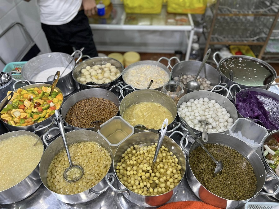 Ngày nay, với hơn 36 loại chè đa dạng, từ dân dã đến sang trọng, chè Huế không chỉ giải khát mà còn phản ánh tính cách con người Huế