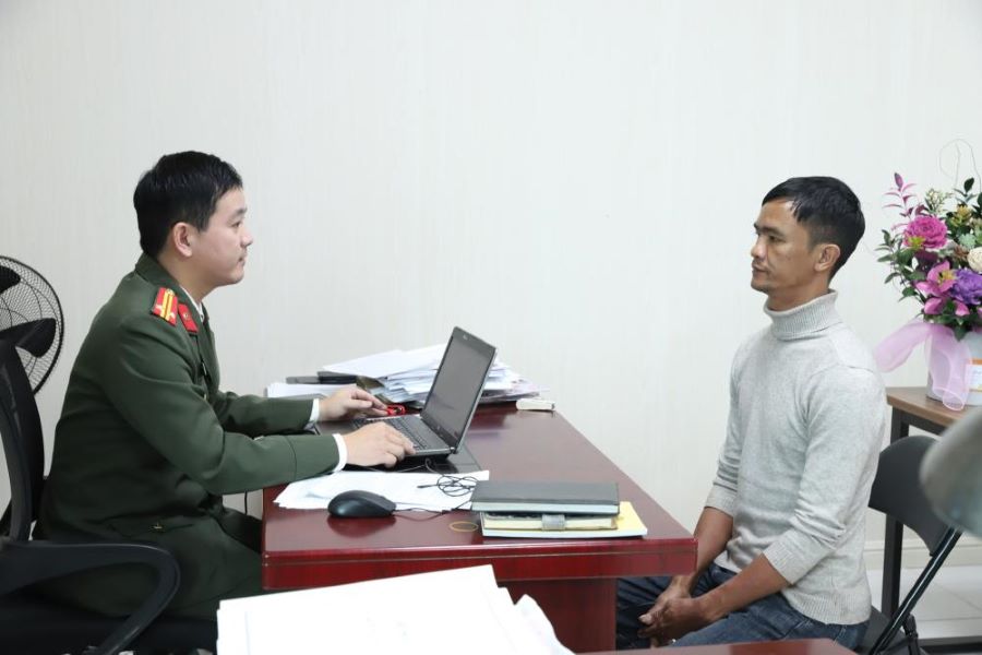 Cơ quan điều tra làm việc với đối tượng Nguyễn Văn Hạnh.