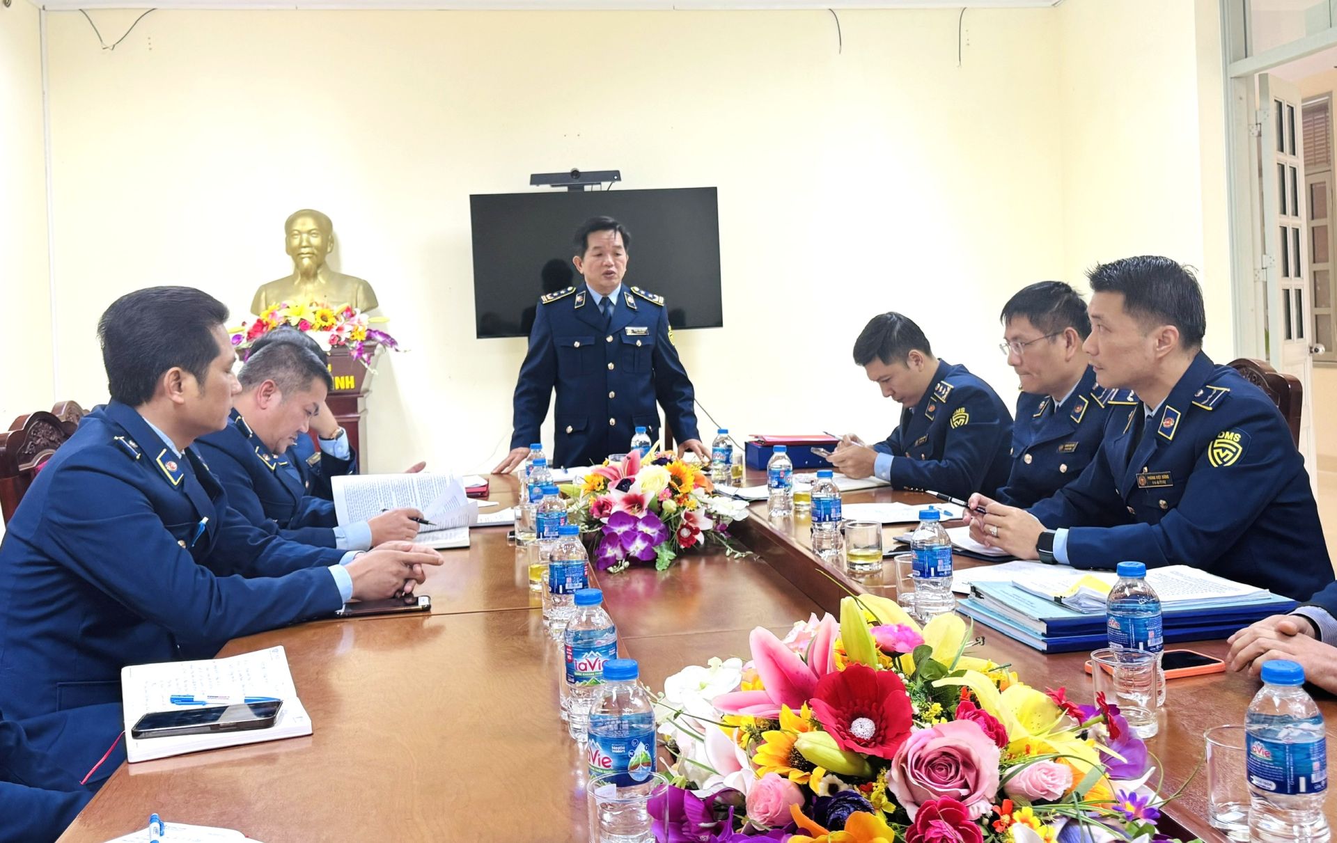 1/ Chi cục trưởng Chi cục QLTT tỉnh Lạng Sơn Đặng Văn Ngọc làm việc với Đội QLTT số 1 nhằm tăng cường công tác đấu tranh chống buôn lậu, gian lận thương mại, hàng giả