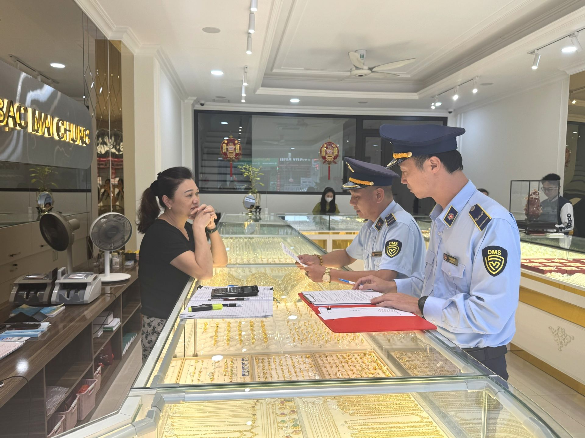 Đội QLTT số 1 Lạng Sơn tăng cường giám sát thị trường kinh doanh vàng trang sức, mỹ nghệ