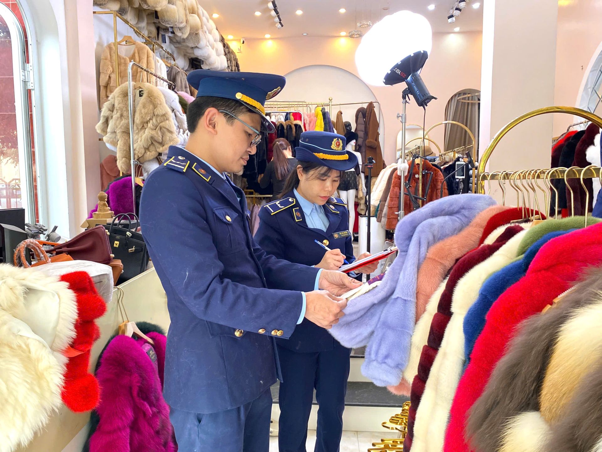 Tăng cường kiểm tra, kiểm soát thị trường, bảo vệ quyền lợi người tiêu dùng