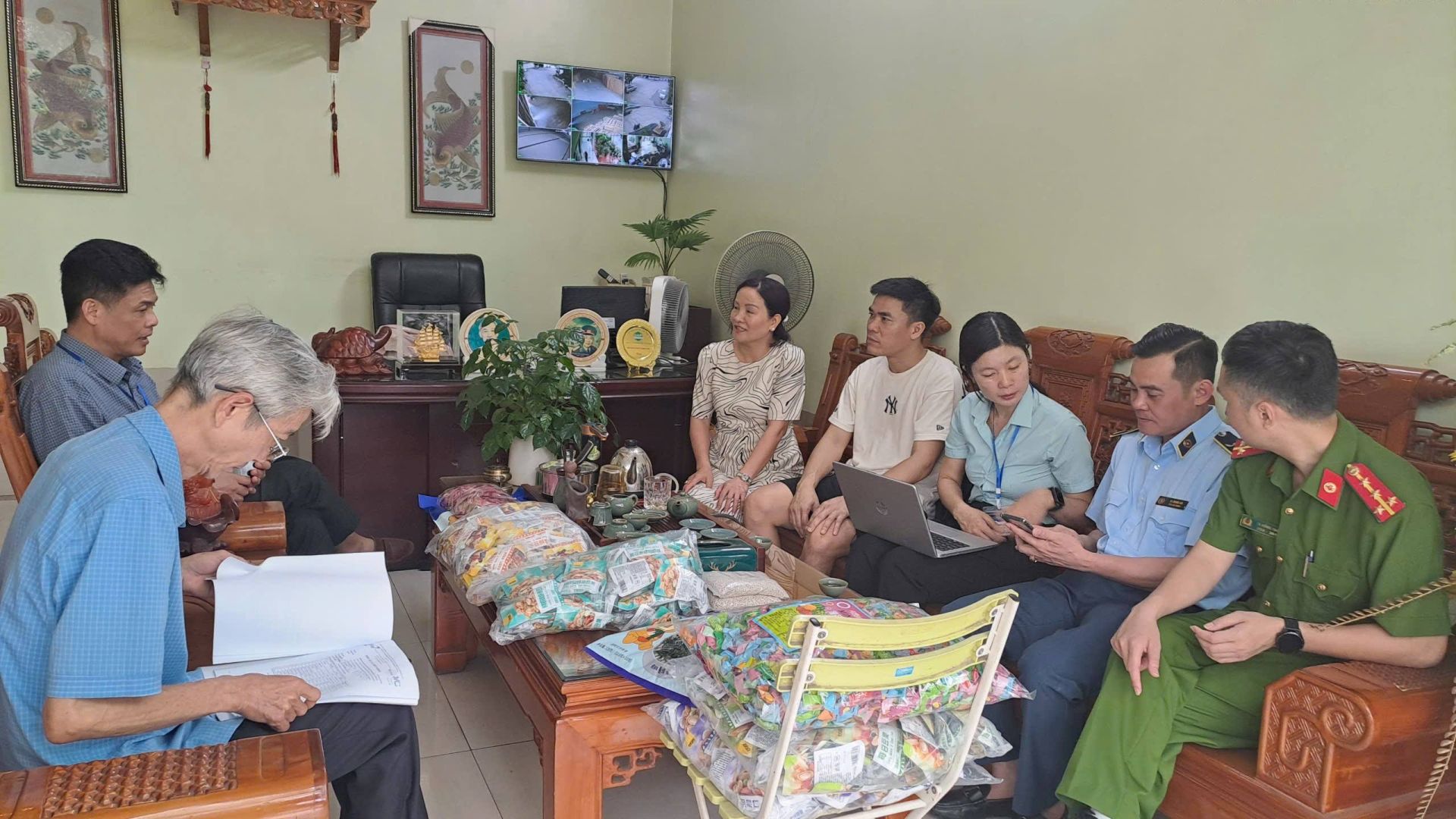 Lực lượng chức năng tỉnh Lào Cai hướng dẫn cơ sở kinh doanh thực hiện an toàn thực phẩm