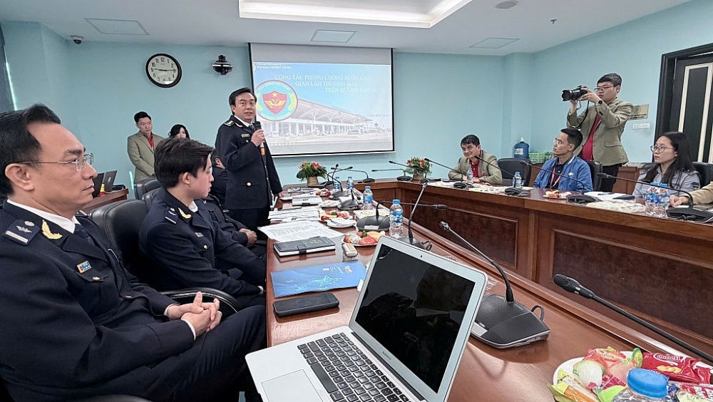 Lãnh đạo Hải quan cửa khẩu sân bay quốc tế Nội Bài phát biểu tại hội thảo. Ảnh: NB Lãnh đạo Hải quan cửa khẩu sân bay quốc tế Nội Bài phát biểu tại hội thảo. Ảnh: NB