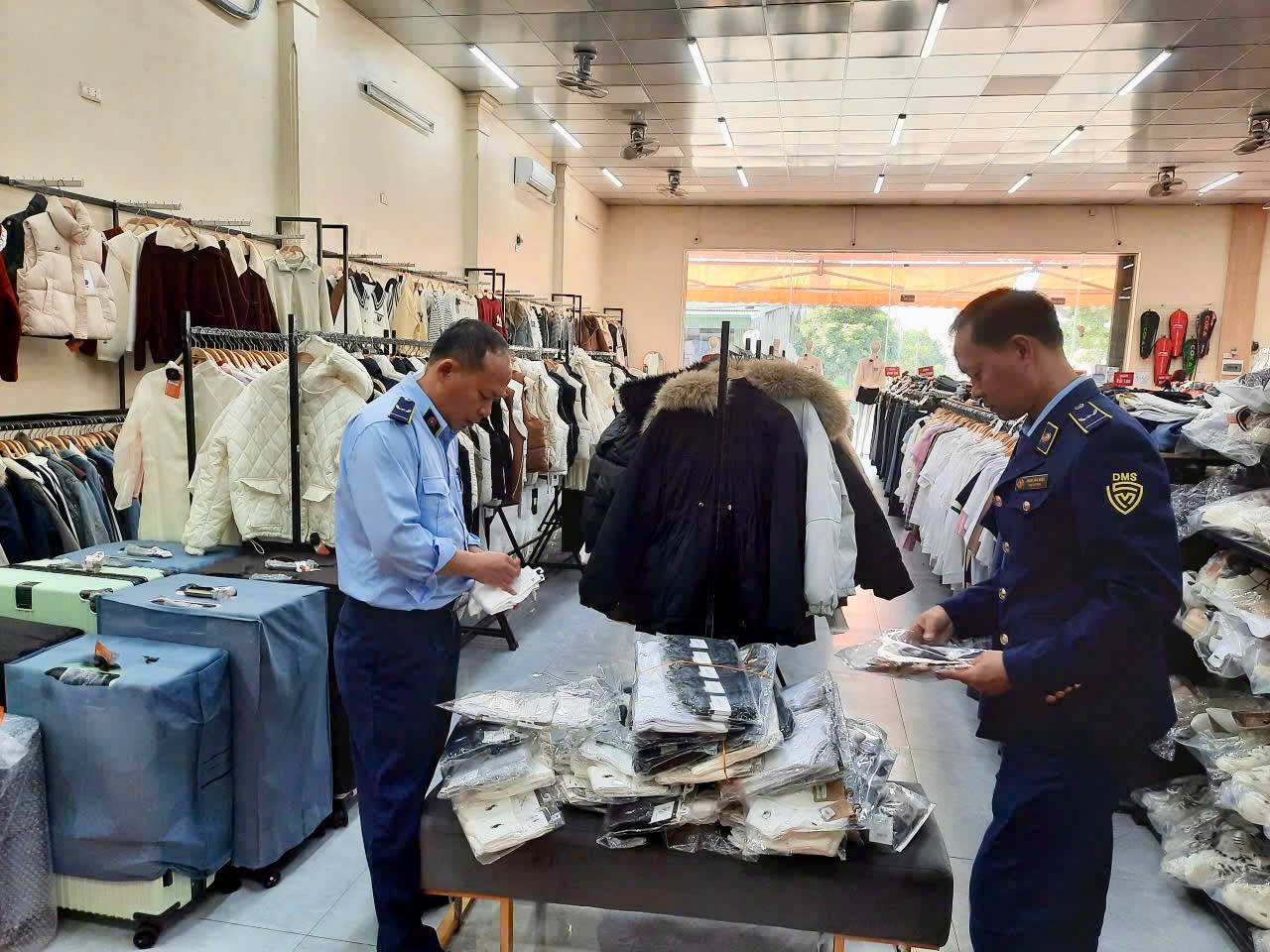 Lực lượng chức năng kiểm tra cơ sở kinh doanh