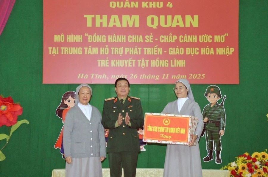 Thượng tướng Trương Thiên Tô - Phó Chủ nhiệm Tổng cục Chính Quân đội nhân dân Việt Nam tặng quà cho trung tâm. Thượng tướng Trương Thiên Tô - Phó Chủ nhiệm Tổng cục Chính Quân đội nhân dân Việt Nam tặng quà cho trung tâm.