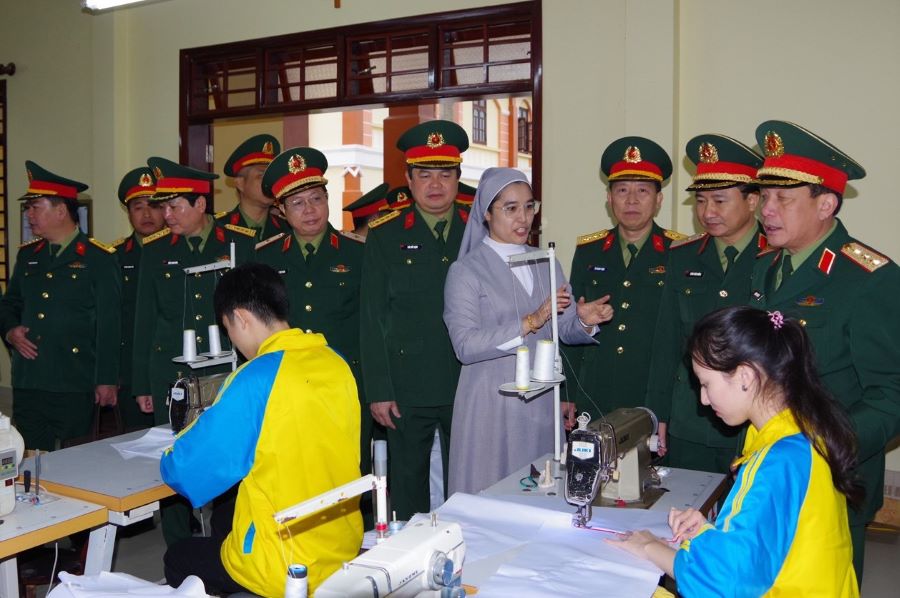 Đoàn công tác thăm lớp học may của các cháu ở trung tâm. Đoàn công tác thăm lớp học may của các cháu ở trung tâm.