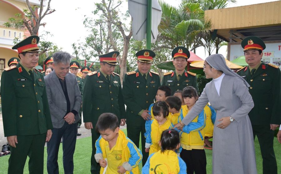 Phó Chủ nhiệm Tổng cục Chính trị tham quan mô hình “Dân vận khéo” tại Hà Tĩnh