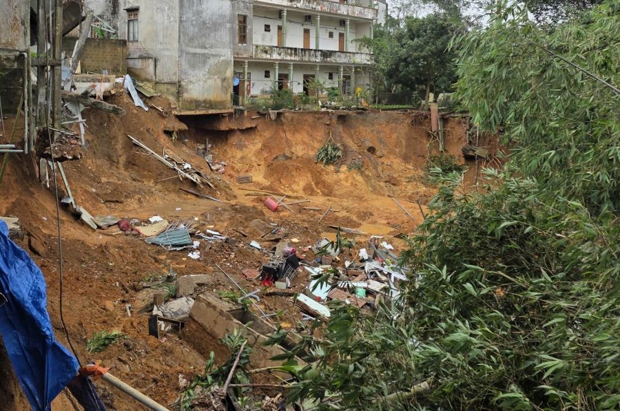 Nhiều ngôi nhà và công trình tại khu vực đang có nguy cơ đổ sập bất cứ lúc nào.