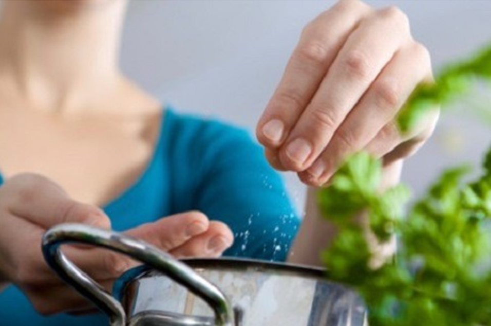 Sử dụng muối i-ốt trong nấu ăn giúp cải thiện bướu tuyến giáp