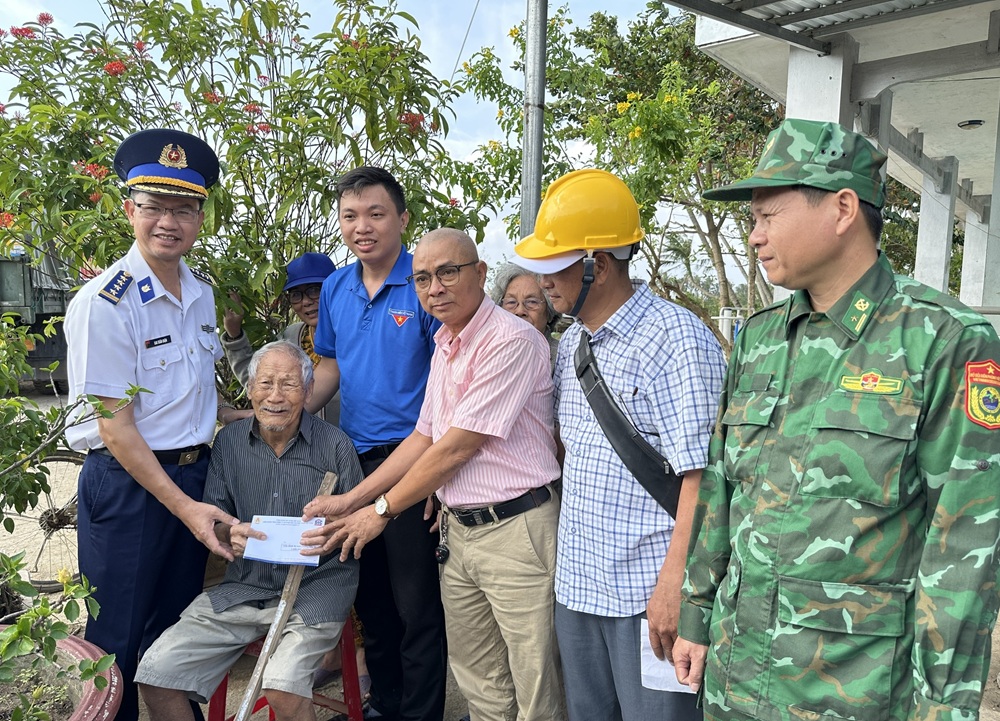 Tặng quà cho bà con nhâ dân xã Tây An Đông, tỉnh Đắc Lắk