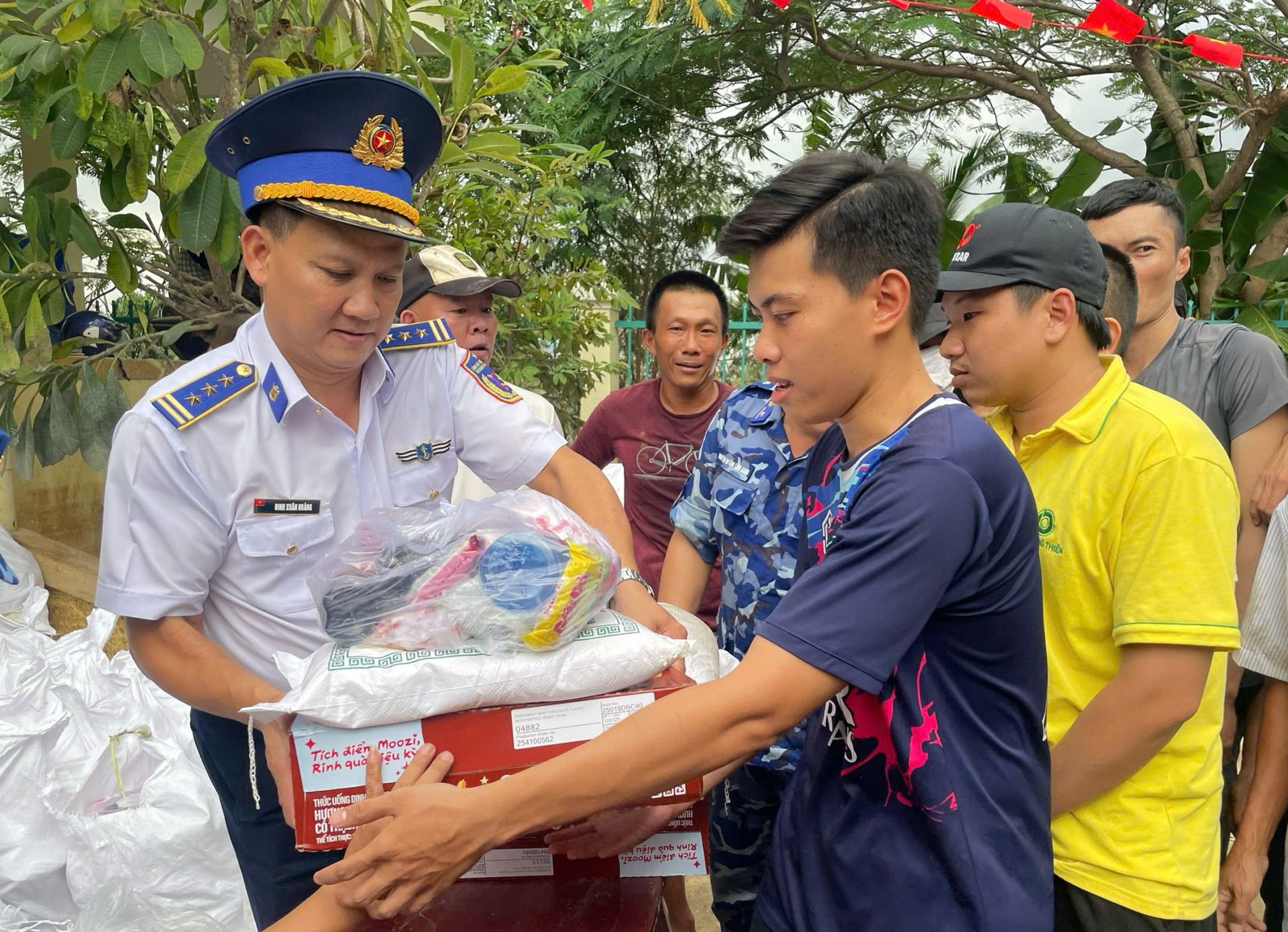 Trao quà cho bà con nhân dân Khánh Hòa