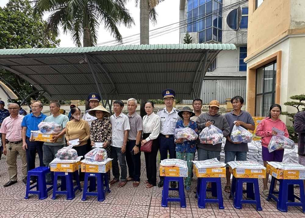 Trao quà cho bà con nhân dân phường Tuy hòa, tỉnh Đắc Lắk