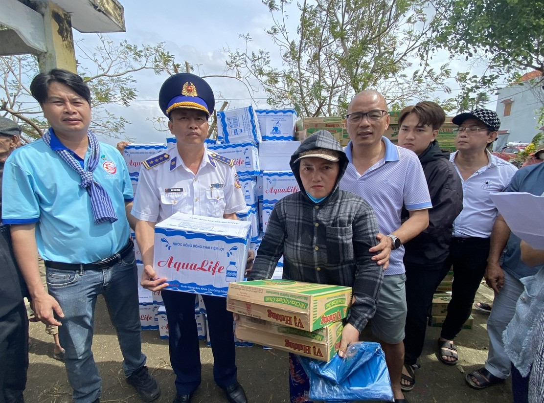 Trao quà cho bà con nhân dân xã Sơn Hòa tỉnh Đắc Lắk