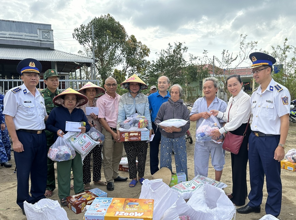 Trao quà cho bà con nhân dân xã Sơn Hòa tỉnh Đắc Lắk