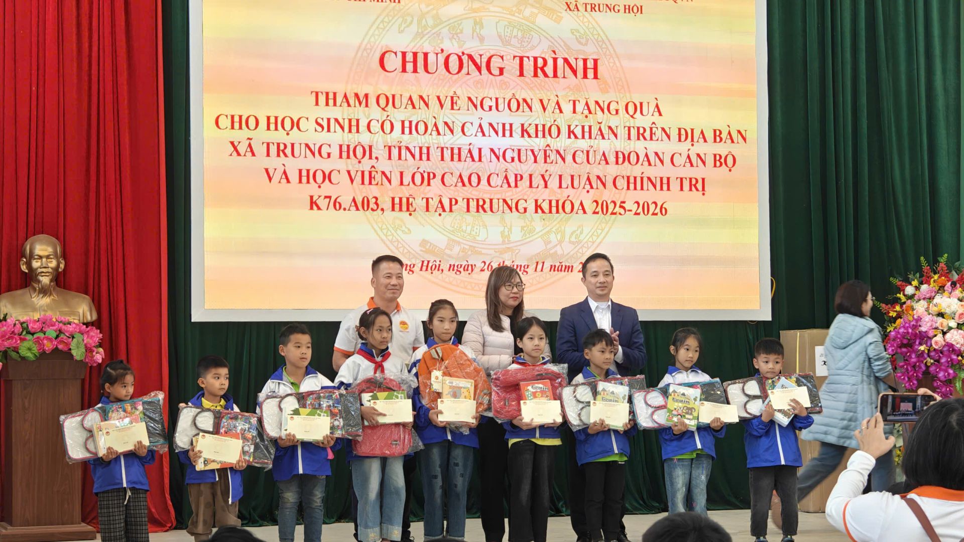 Tập thể lớp K76.A03 đã trao tặng cho UBND xã Trung Hội một máy lọc nước trị giá 15 triệu đồng, và 41 suất quà, mỗi suất trị giá 1 triệu đồng gồm tiền mặt và hiện vật cho các cháu học sinh tiểu học và THCS có hoàn cảnh đặc biệt khó khăn tại xã Trung Hội, Tỉnh Thái Nguyên Tập thể lớp K76.A03 đã trao tặng cho UBND xã Trung Hội một máy lọc nước trị giá 15 triệu đồng, và 41 suất quà, mỗi suất trị giá 1 triệu đồng gồm tiền mặt và hiện vật cho các cháu học sinh tiểu học và THCS có hoàn cảnh đặc biệt khó khăn tại xã Trung Hội, Tỉnh Thái Nguyên