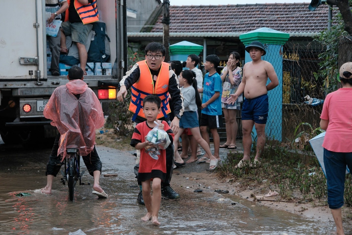 Quỹ Khởi Sự Từ Tâm đến thăm các địa điểm bị ảnh hưởng nặng nề bởi lũ lụt tại thôn Mỹ Cảnh, xã Hòa Thịnh, tỉnh Đắk Lắk, trao quà cứu trợ cho bà con.