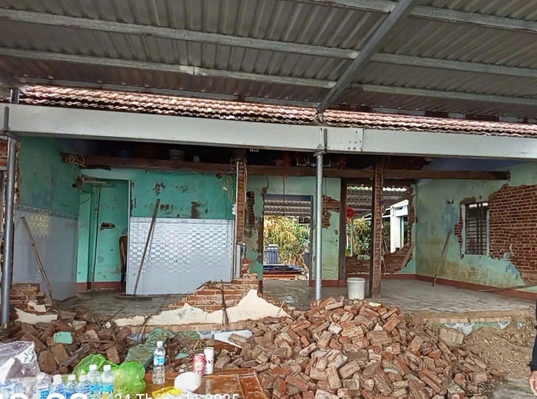 Nhiều người dân đã cố gắng dọn dẹp nhà cửa, nhưng sự nỗ lực ấy nhanh chóng trở nên bất lực trước khối lượng đồ đạc hư hại khổng lồ. Từ bàn ghế, giường tủ, đến các vật dụng sinh hoạt, tất cả đều ngâm trong bùn đất, gần như mất trắng.