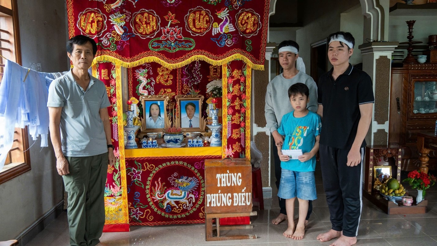 Quỹ Khởi Sự Từ Tâm sẽ tiếp tục tiếp nhận hồ sơ các trẻ mồ côi, những em có cha hoặc mẹ mất trong đợt lũ này, để đưa vào dự án Học bổng Tự Lực Vì Chính Tôi, nhằm hỗ trợ kịp thời và chia sẻ bớt gánh nặng với gia đình.