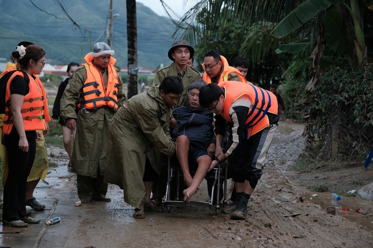 Qũy Khởi Sự Từ Tâm hết mình với người dân vùng lũ tại miền Trung