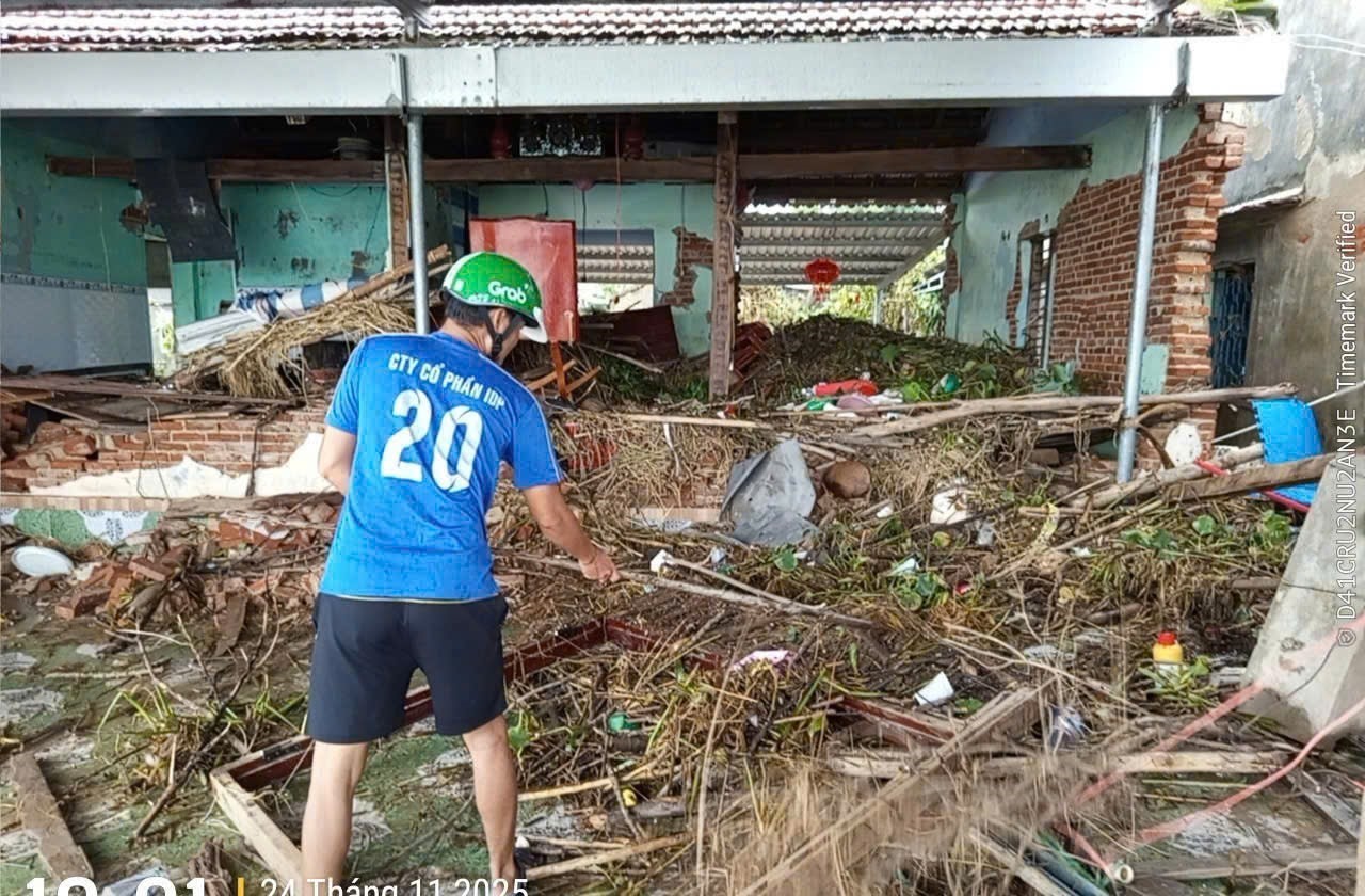 Sau khi lũ rút hết, xã Đông Hoà (Phú Yên cũ, nay thuộc tỉnh Đak Lak) hiện ra trong cảnh tượng đổ nát chưa từng thấy. Bùn đất phủ kín từng mái nhà, từng gian bếp, từng món đồ sinh hoạt. Nhiều gia đình mất trắng sau đêm nước dâng hơn 2m, cuốn đi mọi tài sản gầy dựng suốt nhiều năm.