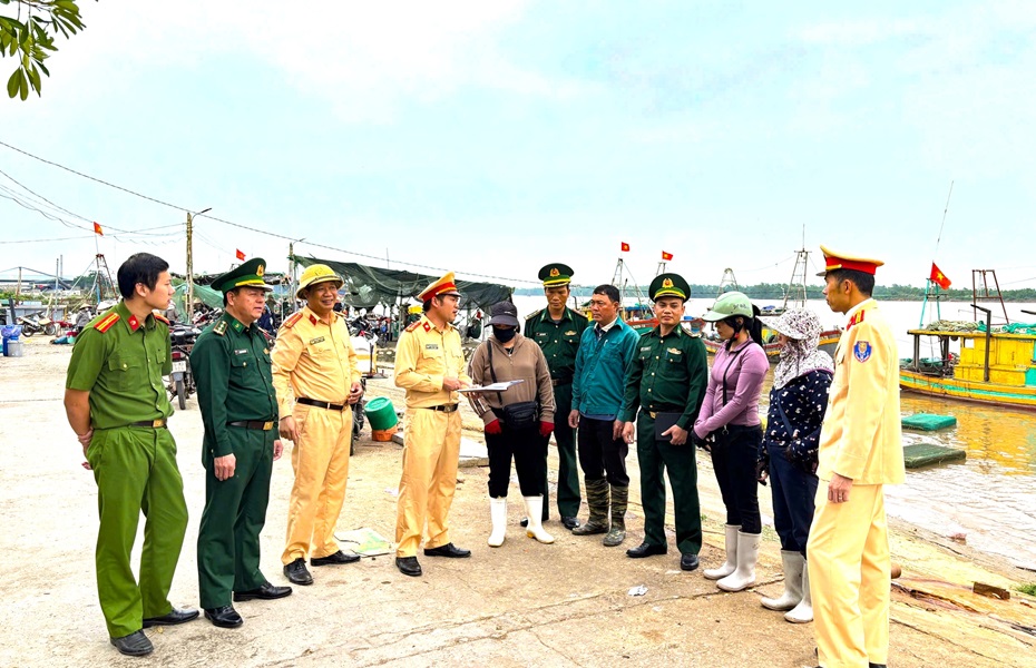 Các cơ quan chức năng tỉnh Hưng Yên tổ chức tuyên truyền pháp luật về trật tự an toàn giao thông đường thủy nội địa cho người dân.