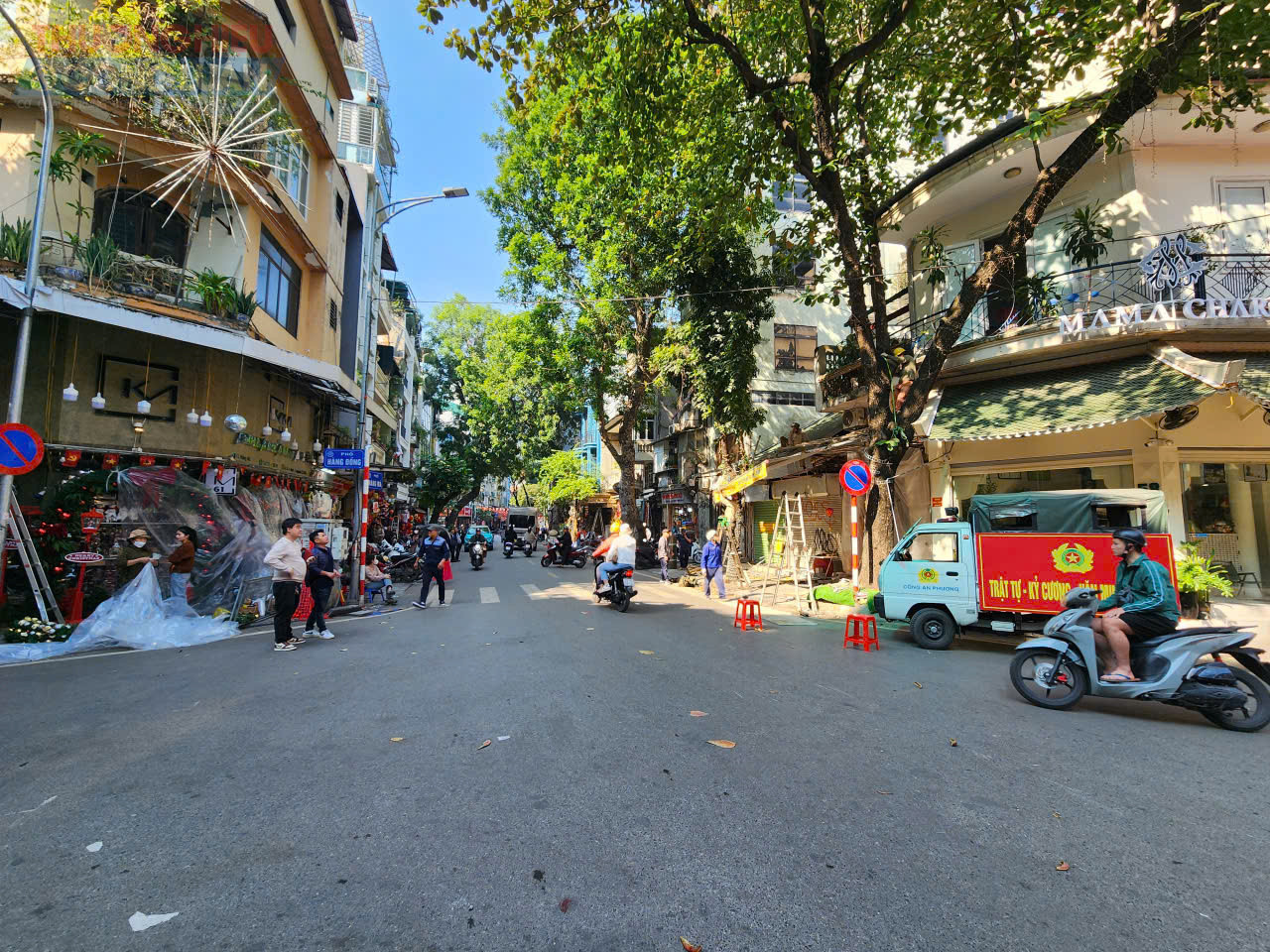 Phường Hoàn Kiếm tổ chức tháo dỡ 125 mái che, biển quảng cáo sai phép hoặc che khuất vỉa hè; bố trí lại 15 điểm tập kết rác thành các góc 