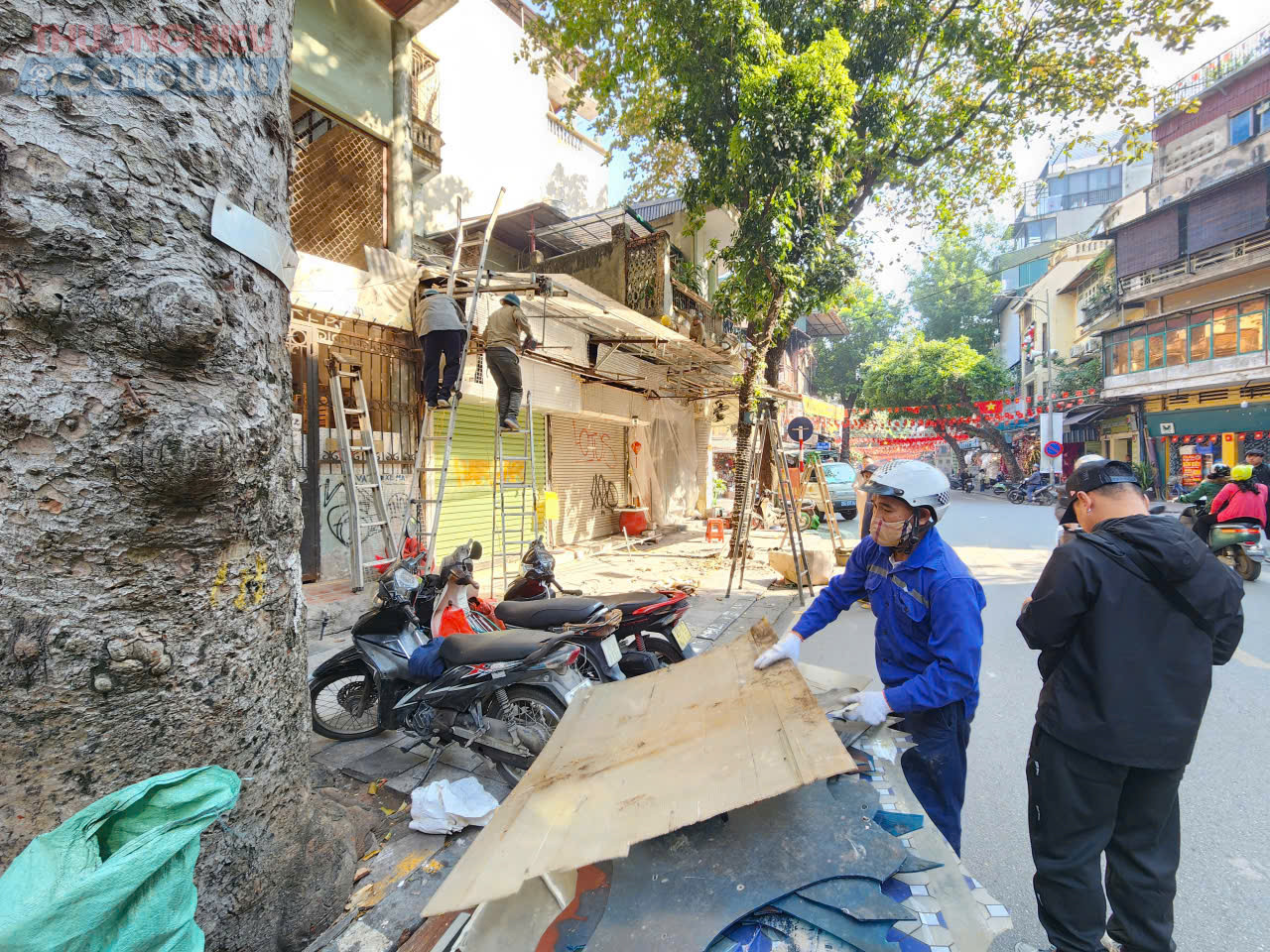 Các tổ công tác tiến hành tháo dỡ cẩn thận, phân loại vật liệu và dọn dẹp hiện trường ngay sau khi tháo, đảm bảo an toàn cho người đi bộ và hạn chế ảnh hưởng tới sinh hoạt, kinh doanh của người dân xung quanh. Trong suốt quá trình triển khai, lực lượng chức năng luôn phối hợp chặt chẽ với từng hộ kinh doanh để thống nhất phương án xử lý, tránh gây xáo trộn đột ngột.