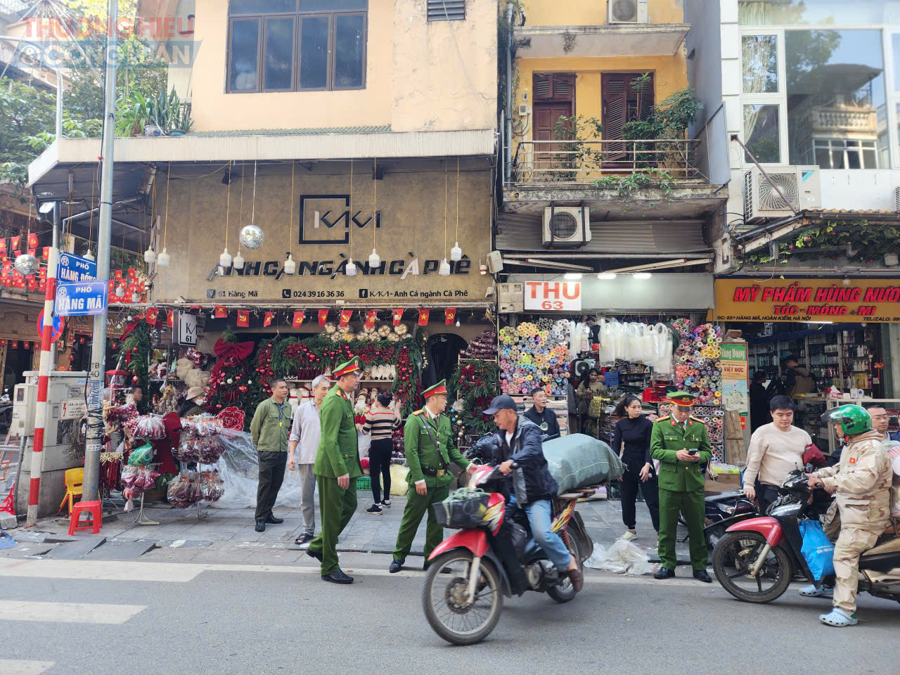 Thực hiện kế hoạch số 06 ngày 11/11/2025 của Ban chỉ đạo 197 Tp.Hà Nội, tại phường Hoàn Kiếm, lực lượng chức năng những ngày qua đã có mặt để hướng dẫn các hộ kinh doanh gỡ bỏ mái che, dọn dẹp vỉa hè, thí điểm theo Kế hoạch 06 của thành phố về thực hiện phường kiểu mẫu.