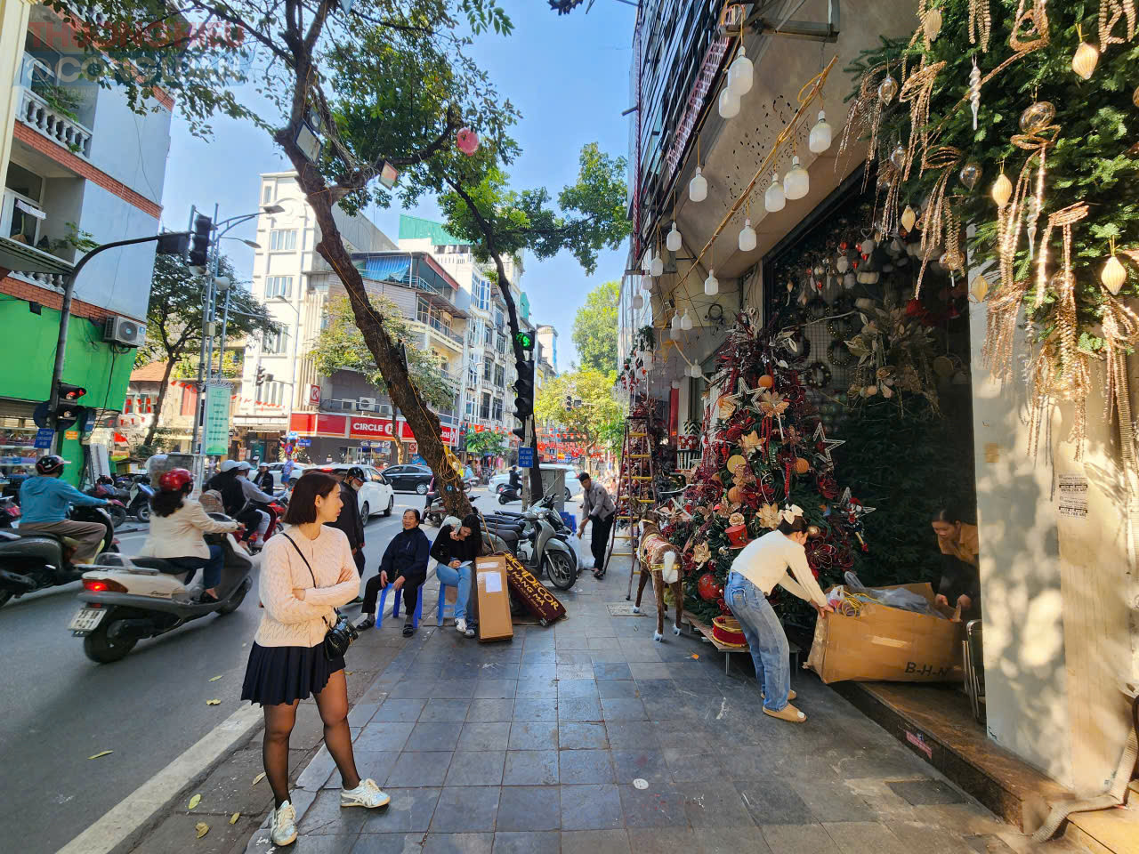 Không chỉ phố Hàng Mã, các tuyến phố xung quanh thuộc phường Hoàn Kiếm cũng được thí điểm dọn dẹp, tháo mái che, trả lại vỉa hè thông thoáng. Các lực lượng chức năng bố trí trực tiếp kiểm tra, giám sát và nhắc nhở những trường hợp vi phạm, đồng thời kết hợp tuyên truyền nâng cao ý thức cho người dân.