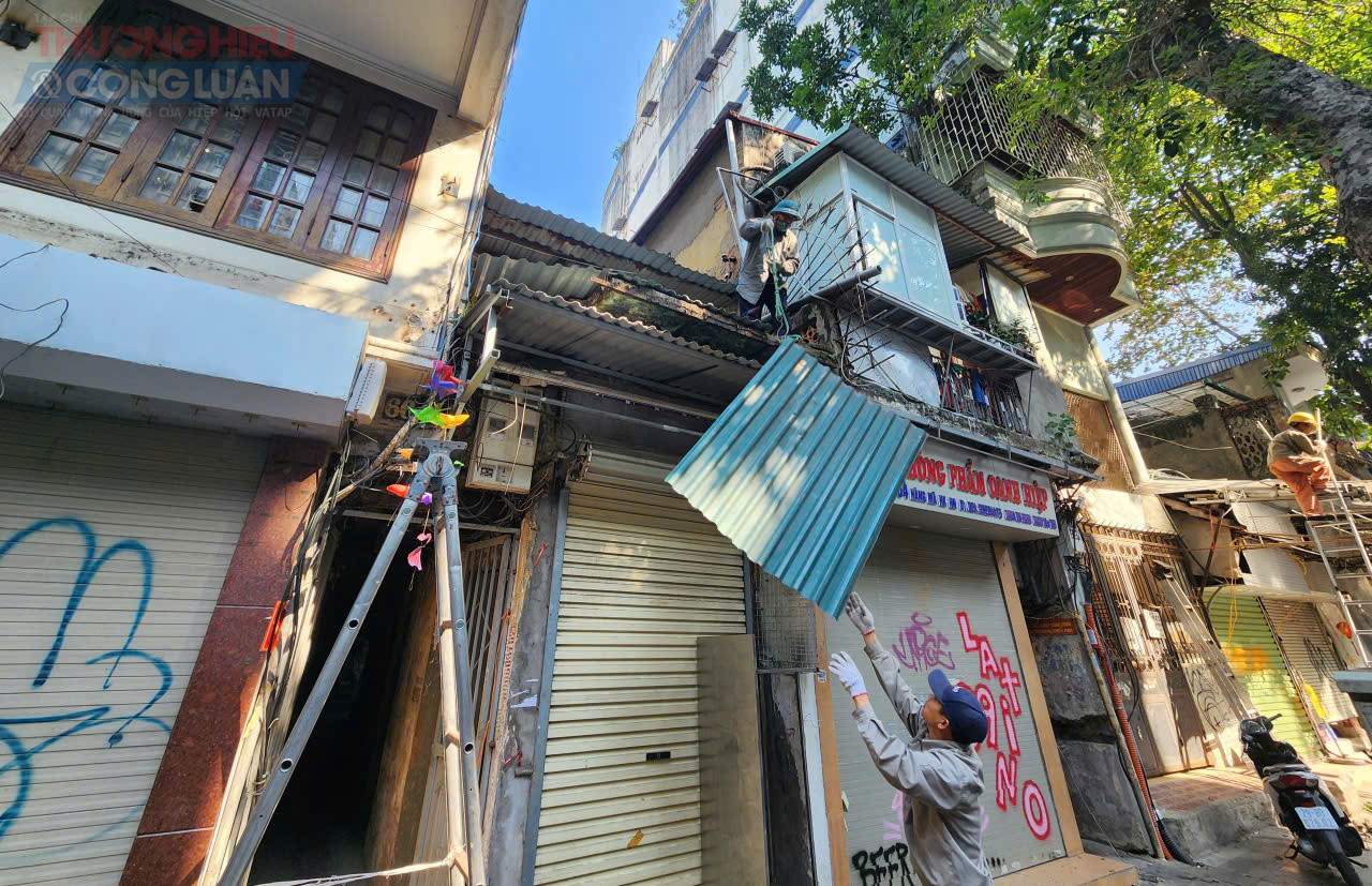 Nhiều mái che và các khung sắt cơi nới tồn tại suốt nhiều năm trên các tuyến phố phường Hoàn Kiếm đang được người dân phối hợp cùng lực lượng chức năng tháo dỡ.